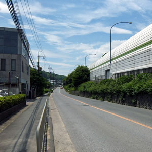 名神高速をくぐる 画像