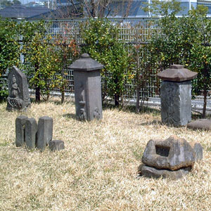 中川地区センターの石仏群 画像
